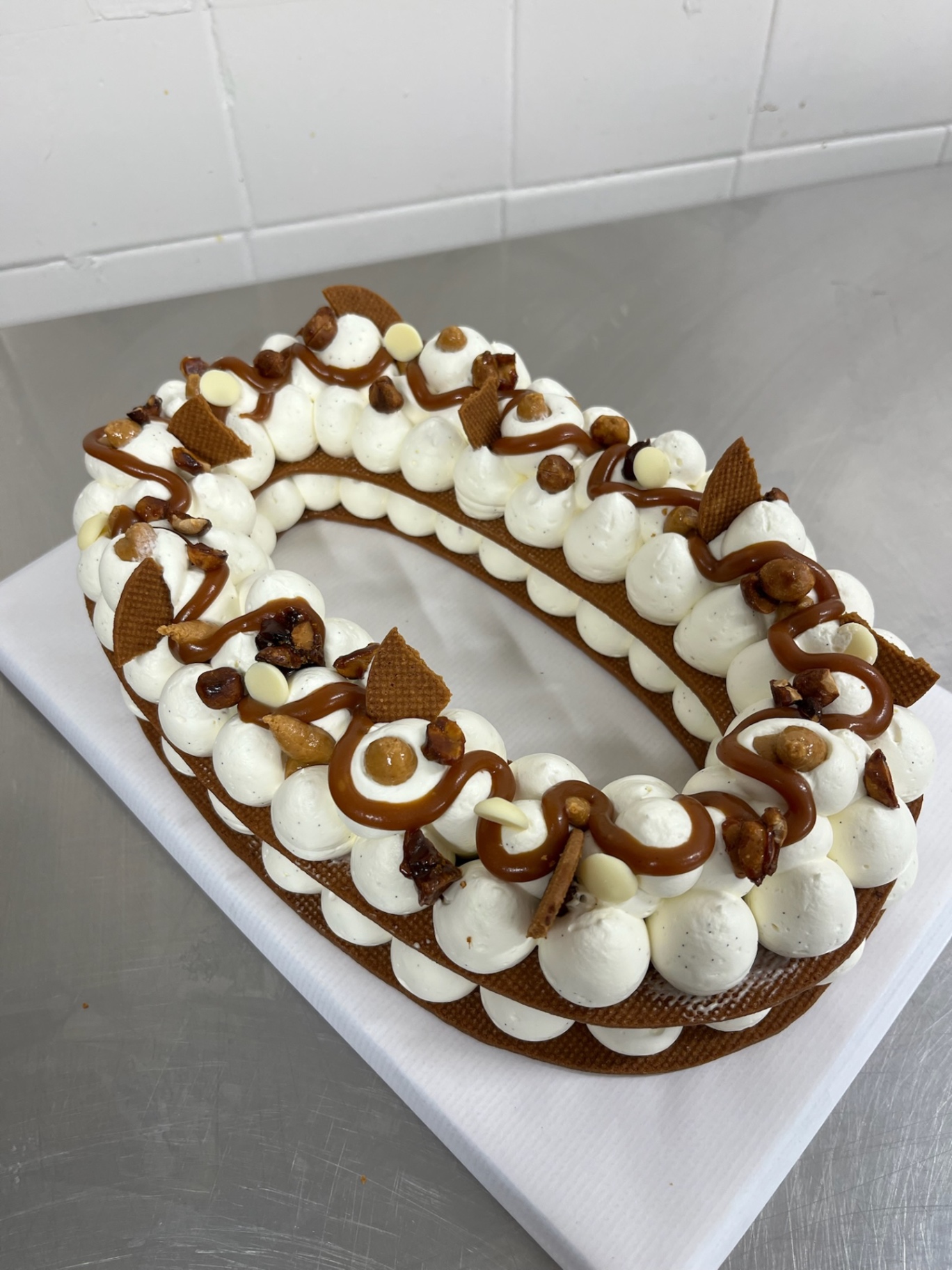 Letter Cake - Vanille caramel cacahuète