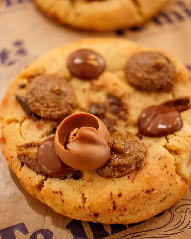 Cookie signature chocolat noir & noisettes